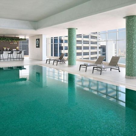 Готель Element By Westin West Bay Доха Екстер'єр фото The swimming pool at the hotel