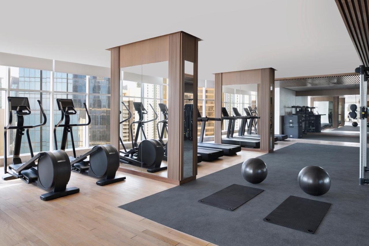 Готель Element By Westin West Bay Доха Екстер'єр фото The gym at The Hari