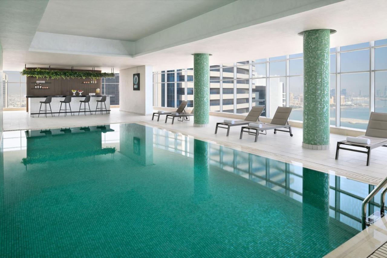 Готель Element By Westin West Bay Доха Екстер'єр фото The swimming pool at the hotel