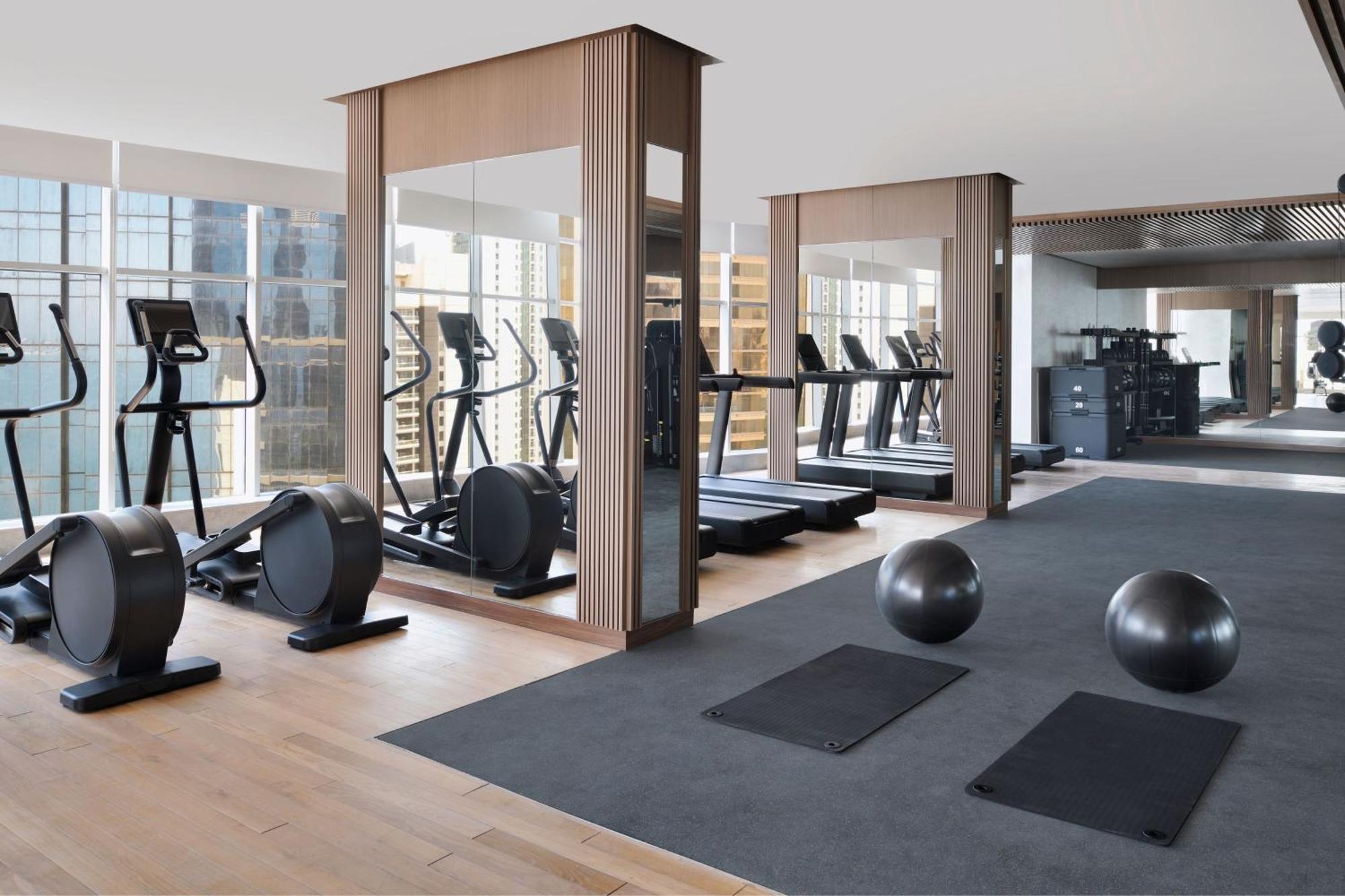 Готель Element By Westin West Bay Доха Екстер'єр фото The gym at The Hari