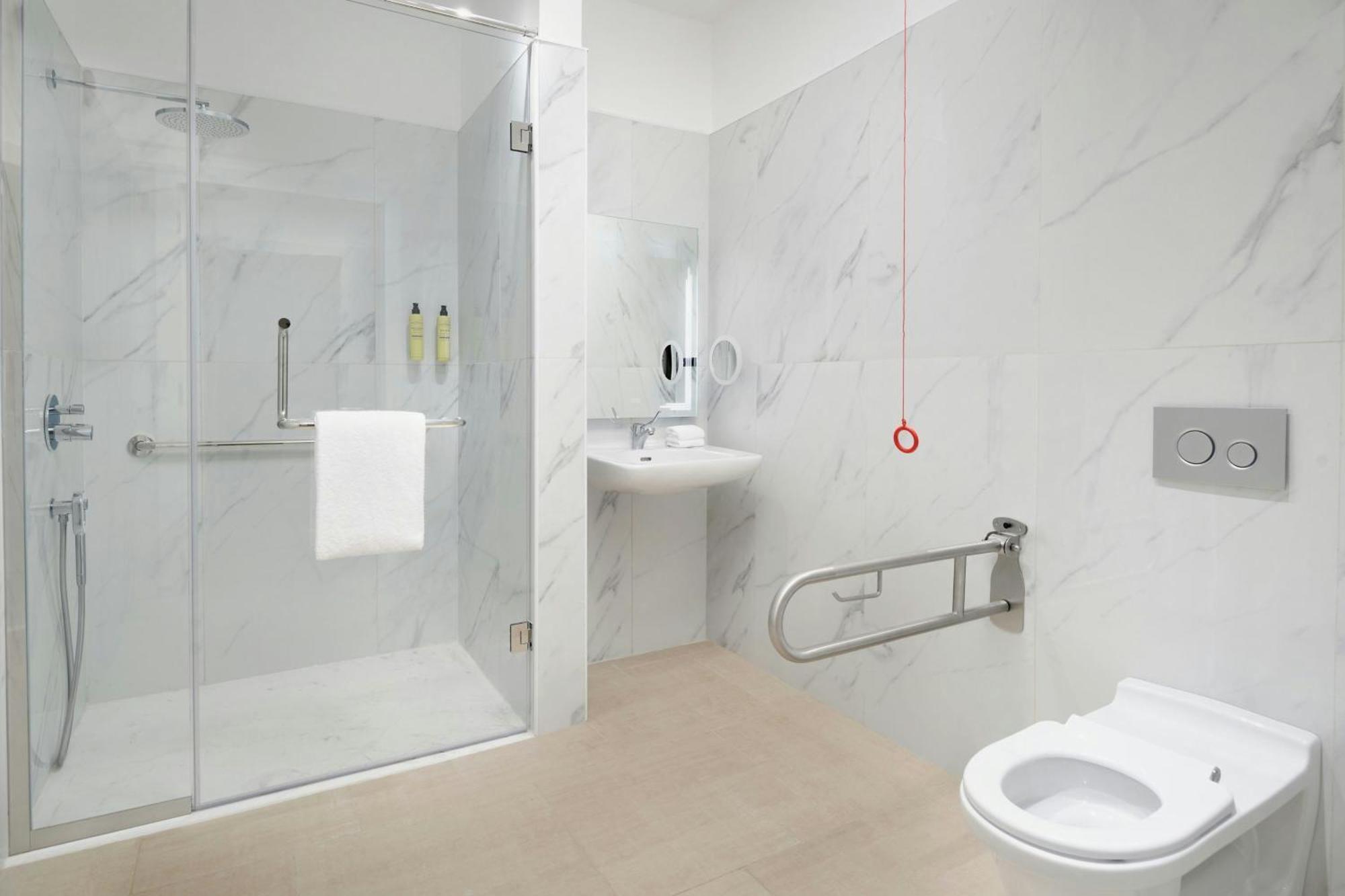 Готель Element By Westin West Bay Доха Екстер'єр фото A wet room